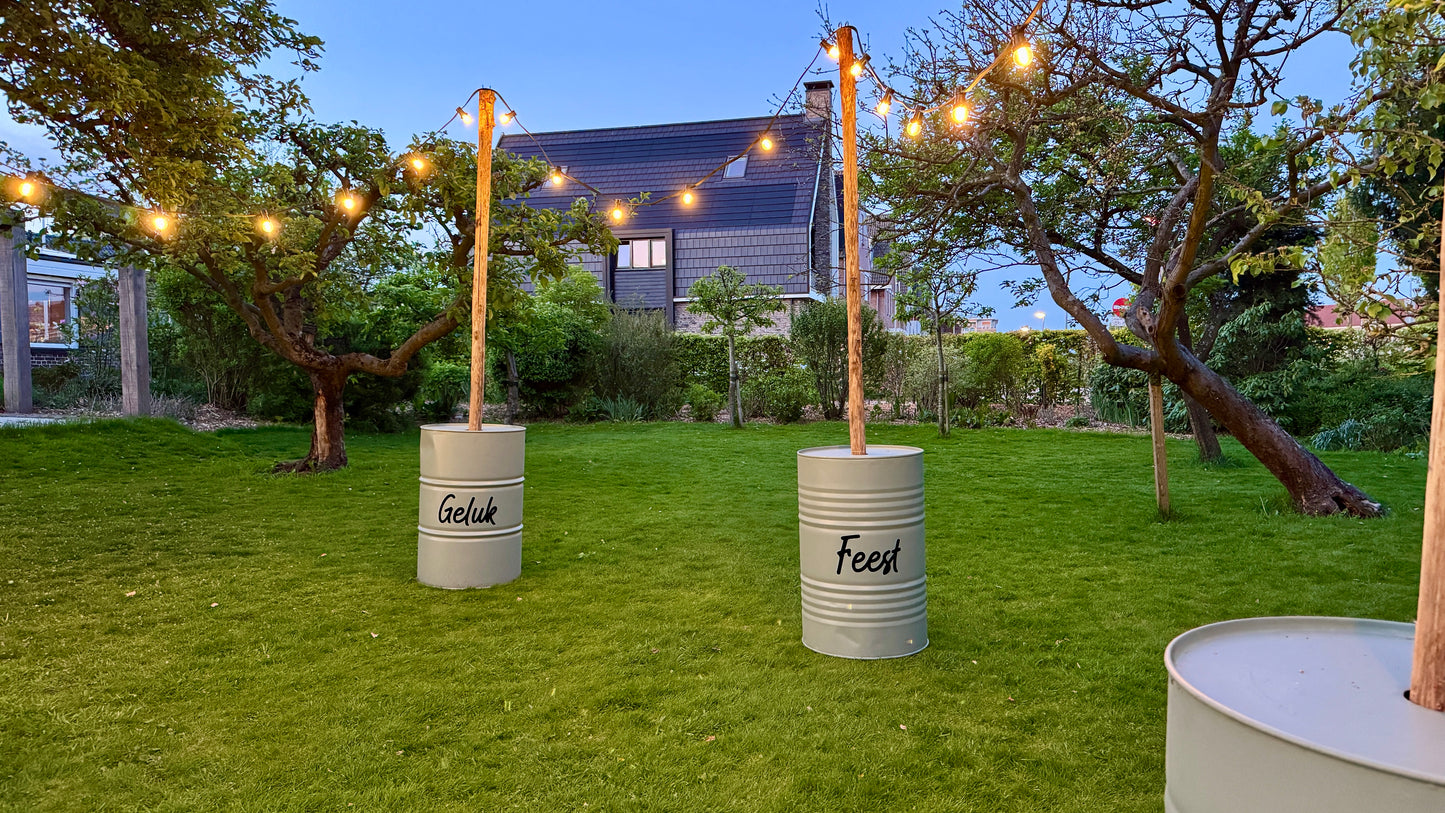 Olievat met houten paal voor prikkabel