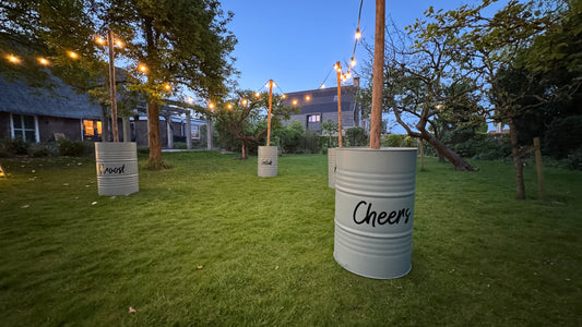 Olievat met houten paal voor prikkabel